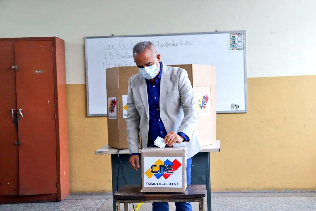 Ya no son tan “rojos, rojitos”: Chavistas no quisieron vestir su color tradicional para votar (FOTOS)