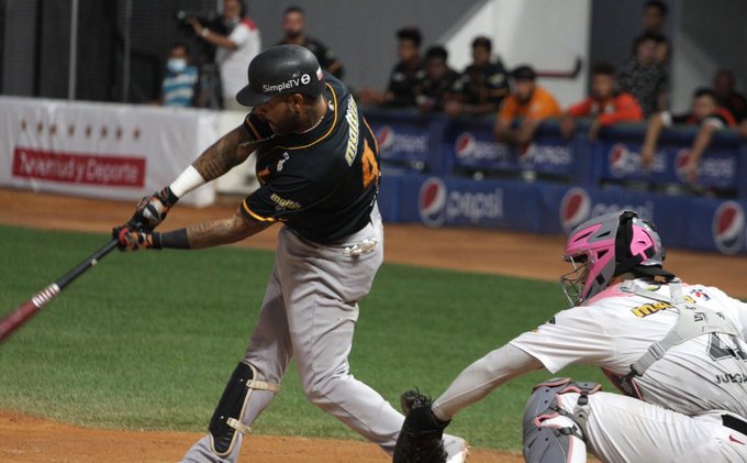 Águilas inició con victoria la serie frente a Leones