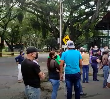 Electores se amotinaron en San Diego y no han abierto el centro de votación (VIDEO)