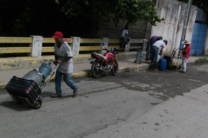 “Caletear” agua en pipotes, la nueva forma de “rebuscarse la papa” en La Victoria