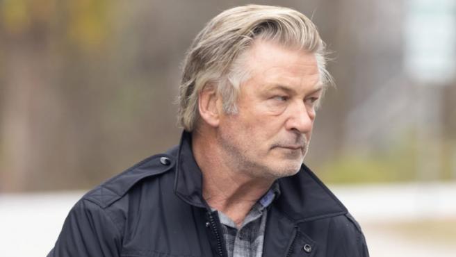 Alec Baldwin contrató a exfiscal federal para enfrentar demandas por tiroteo mortal