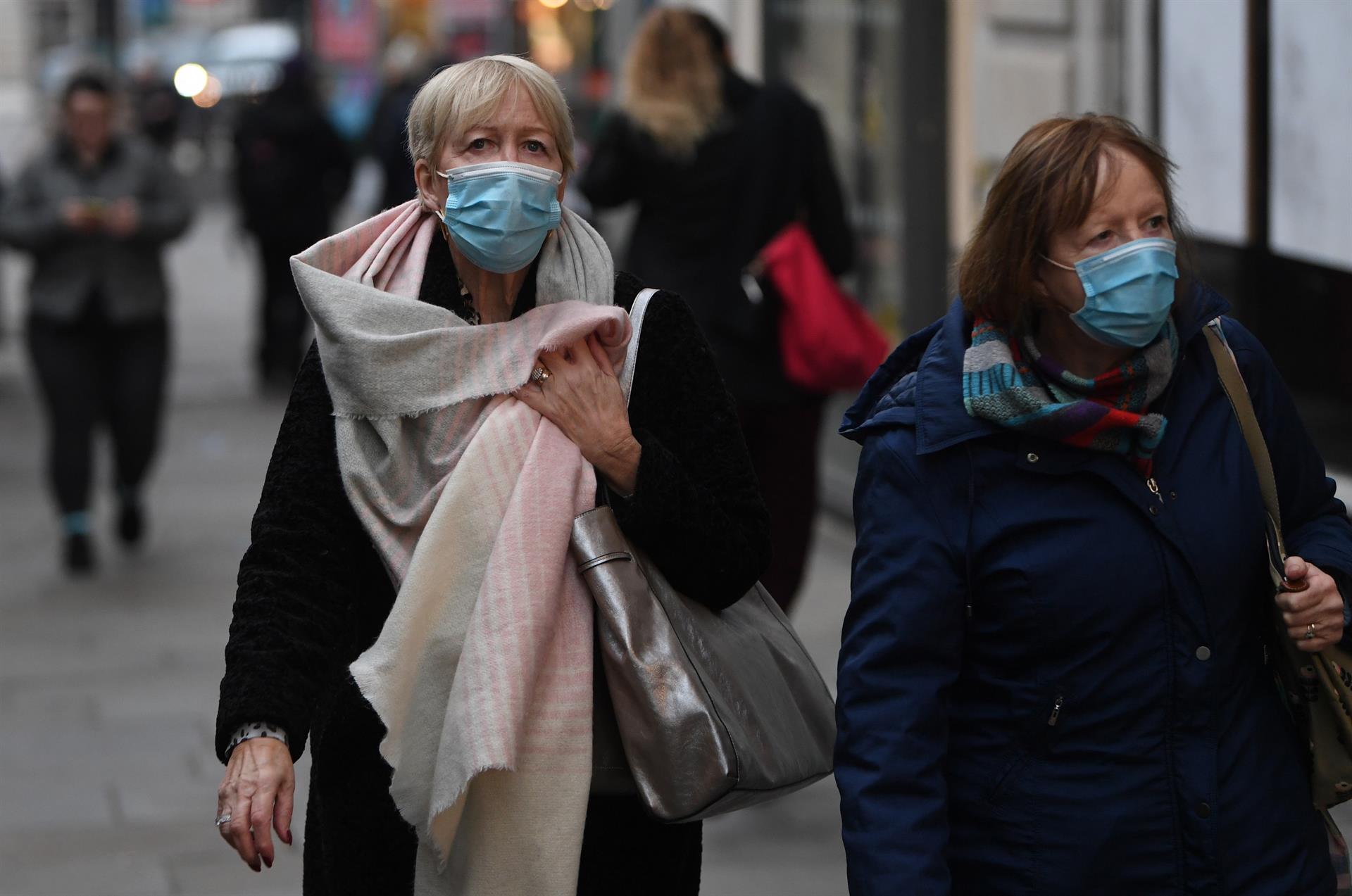 Vuelve el uso de mascarillas en tiendas y transporte en Inglaterra para combatir propagación de la variante ómicron