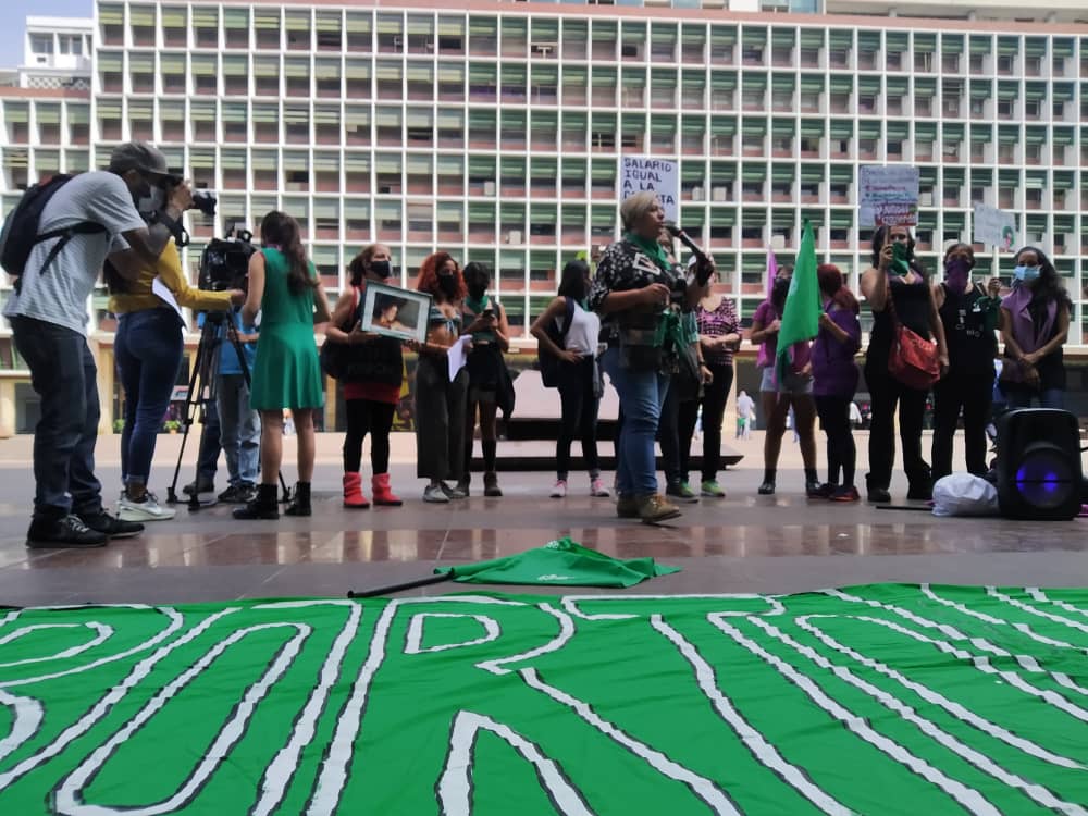 Feministas protestan en Plaza Caracas y exigen acciones contra la violencia de género #25Nov (FOTOS)