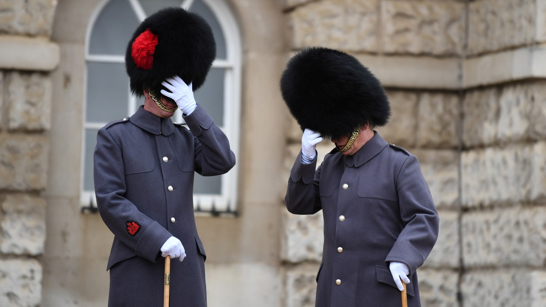 Un guardia de la reina Isabel II pisotea a un niño distraído frente a la Torre de Londres (VIDEO)