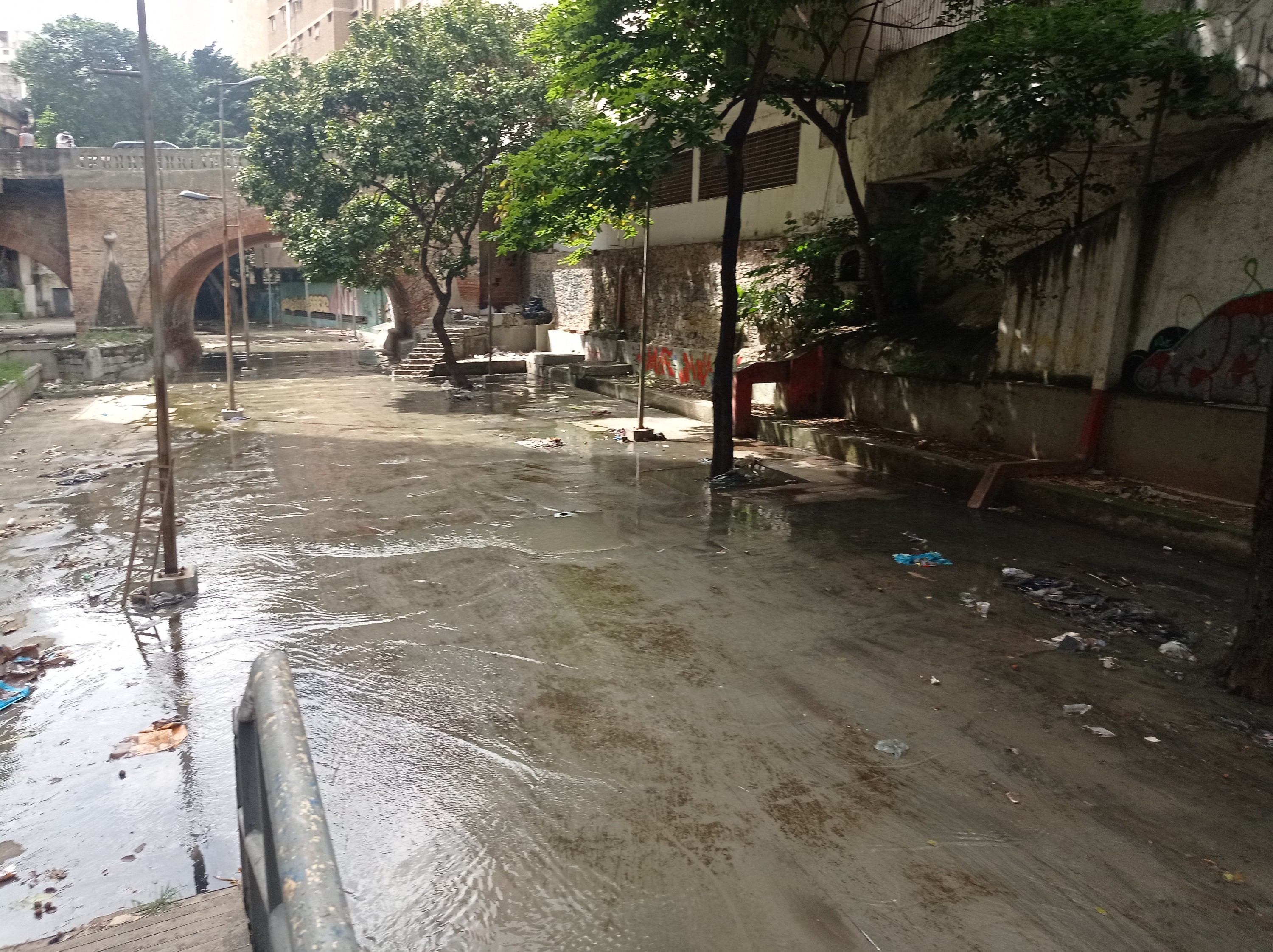 La Alcaldía de Caracas convirtió el Paseo Anauco en un río de aguas negras (Fotos y Video)