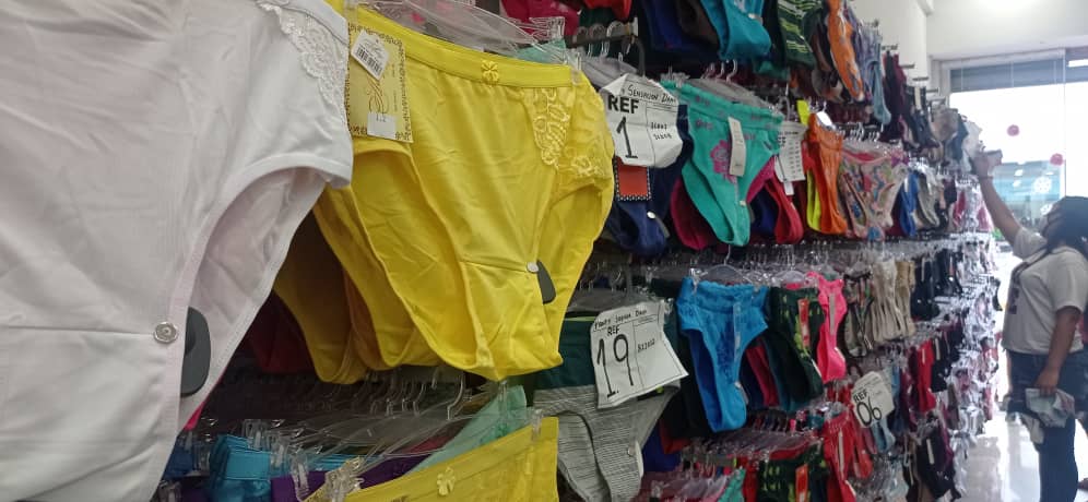 A pesar de la crisis, los carabobeños compran la tradicional ropa interior amarilla para usar el fin de año