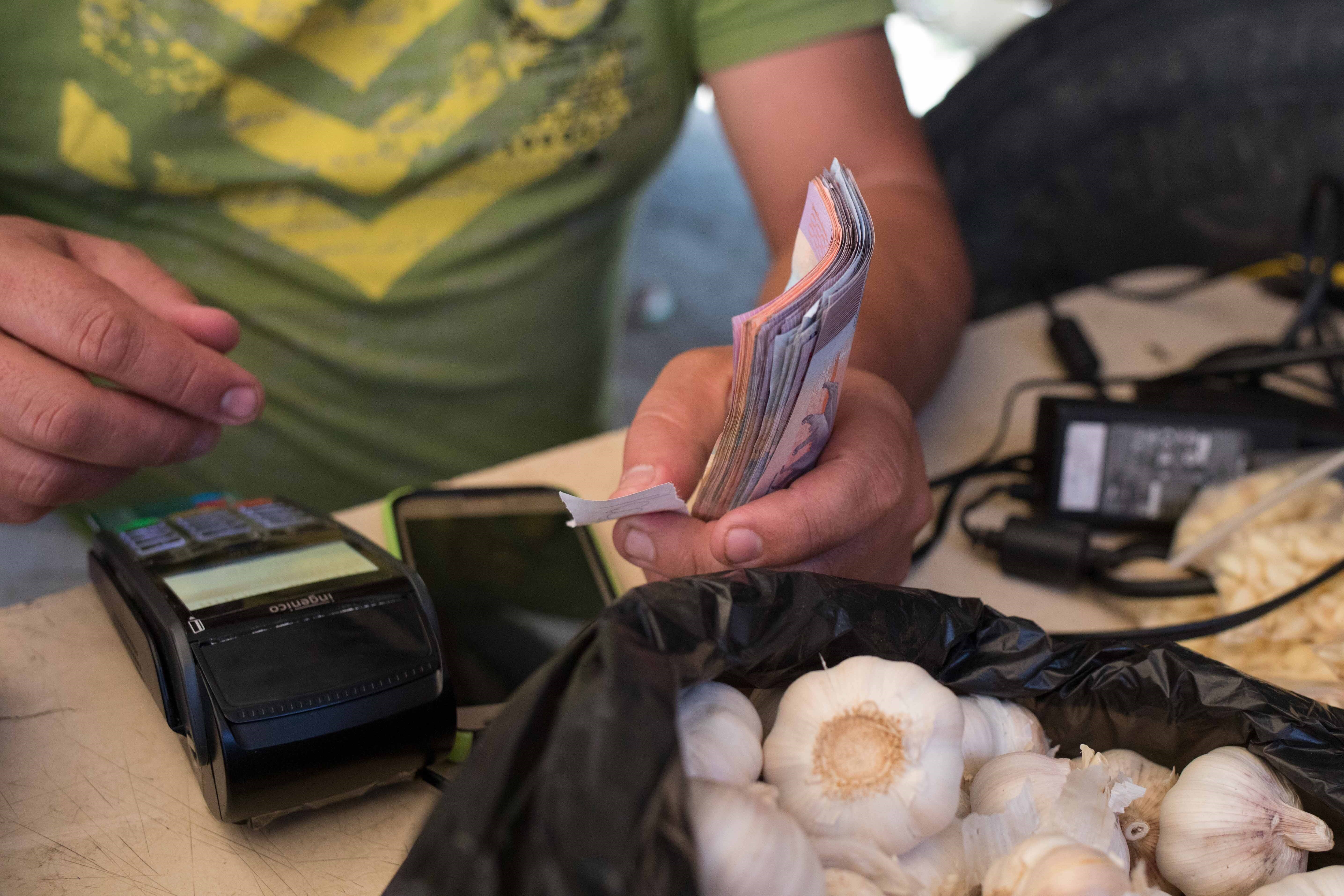 Venezolanos esperan quincenas menos ahorcadas para abril