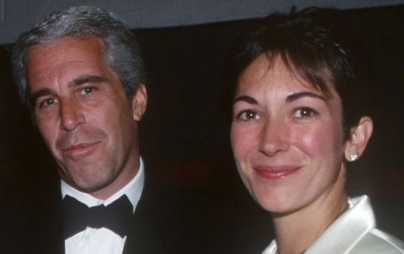 Había fotos de Ghislaine Maxwell desnuda y embarazada en casa de Jeffrey Epstein, aseguró testigo