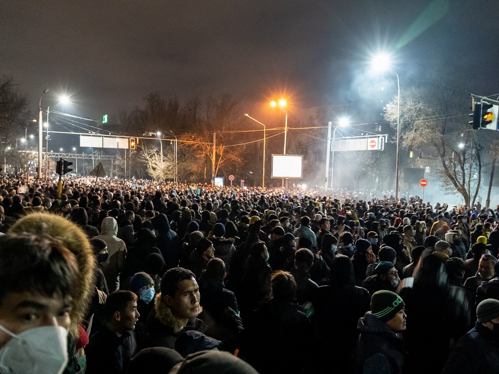 En Video: Protestas por encarecimiento de la energía hacen tambalear al gobierno de Kazajistán