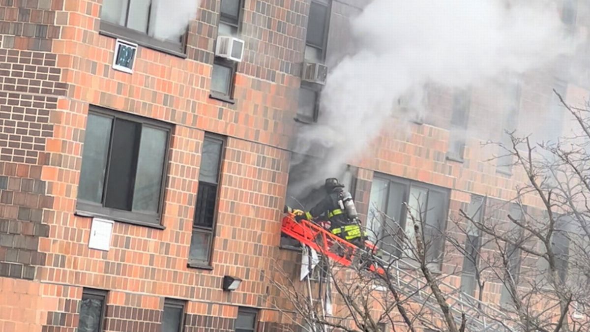 Bebé fue rescatado del horroroso incendio iniciado por un calentador en Nueva York (VIDEO)