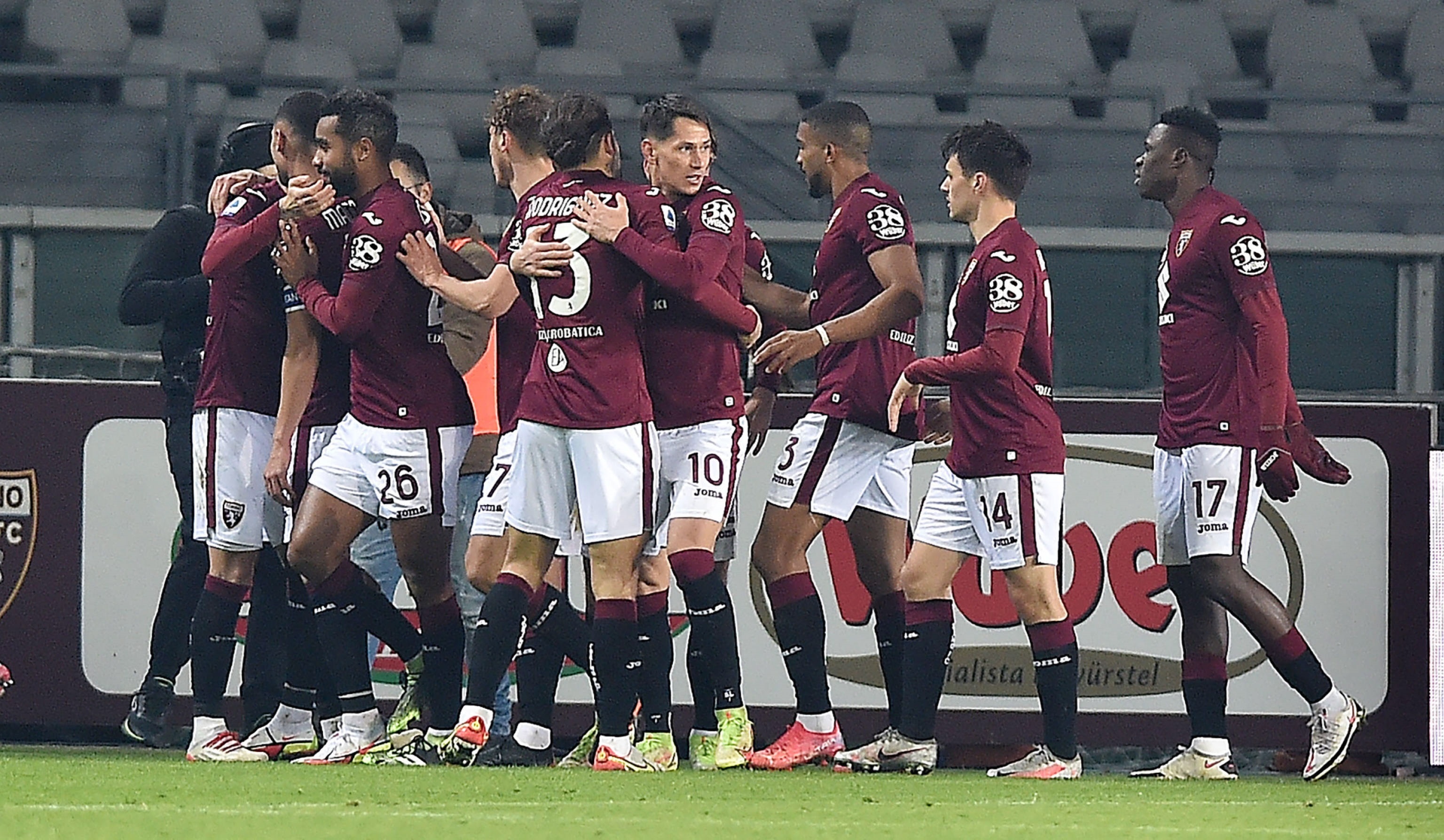 Jugadores del Torino dedicaron gesto de despedida a Tomás Rincón en su último triunfo (FOTO)