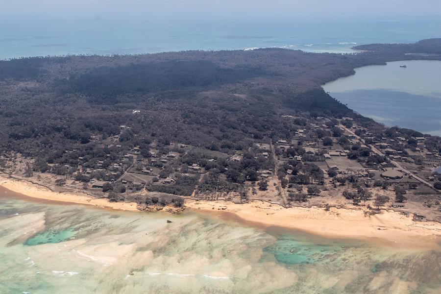 Tonga, cubierta de ceniza y con las costas arrasadas tras erupción y un tsunami