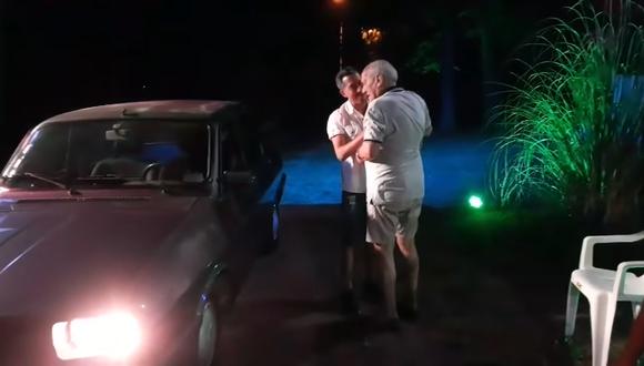 Ahorró durante tres años y vendió su moto para cumplirle el sueño a su abuelo (Video)