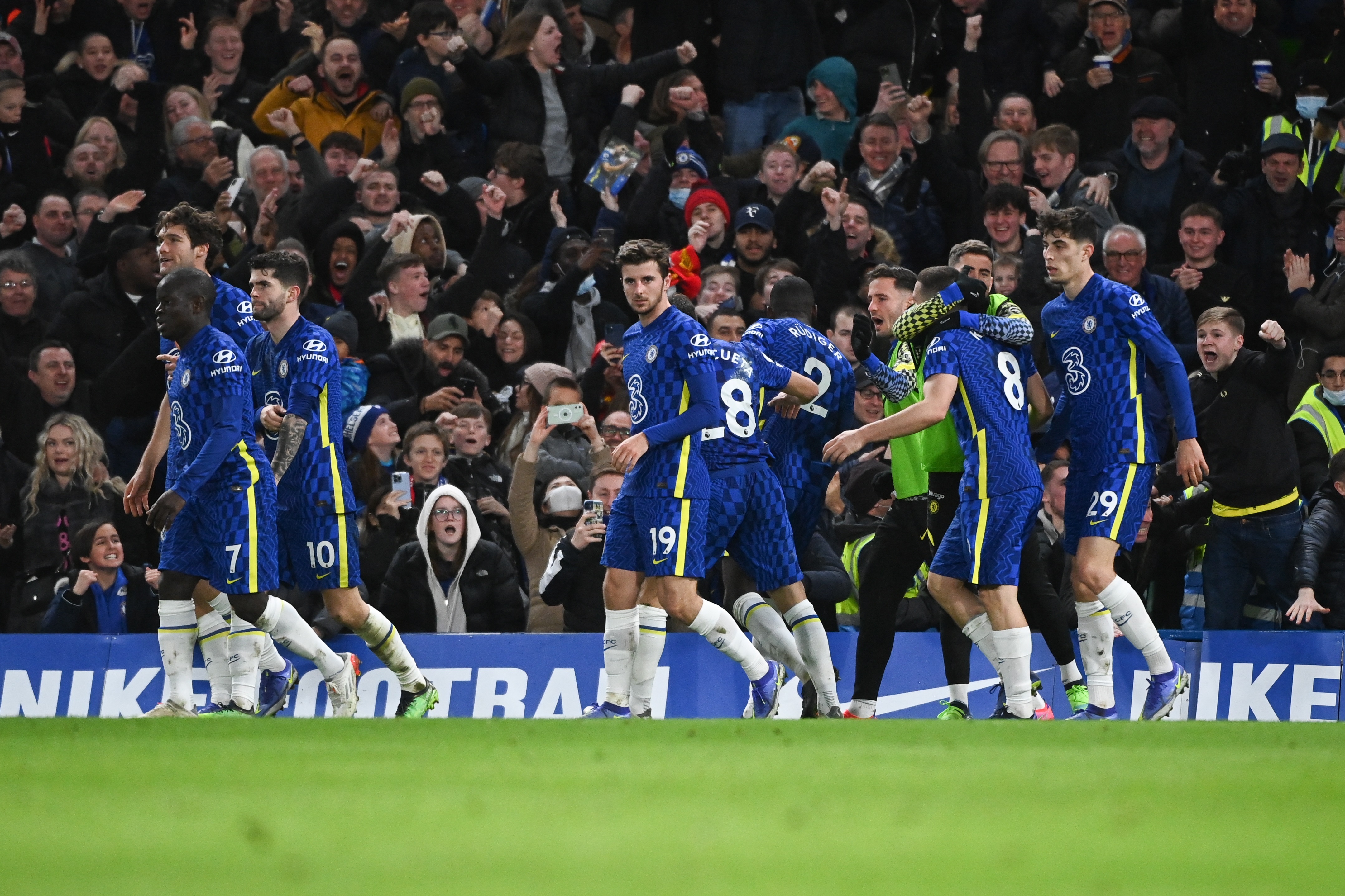 Chelsea y Liverpool empataron y el Manchester City amplió su ventaja en la Premier League