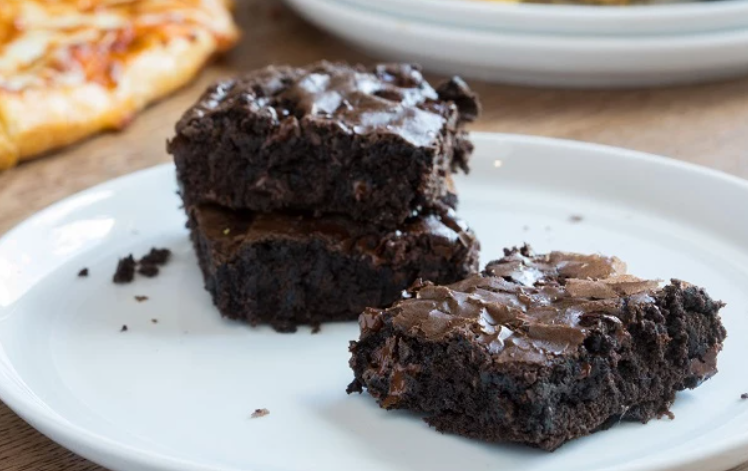 Casi acaba en prisión por culpa de su hijo: madre dio brownies de marihuana en centro de ancianos en EEUU