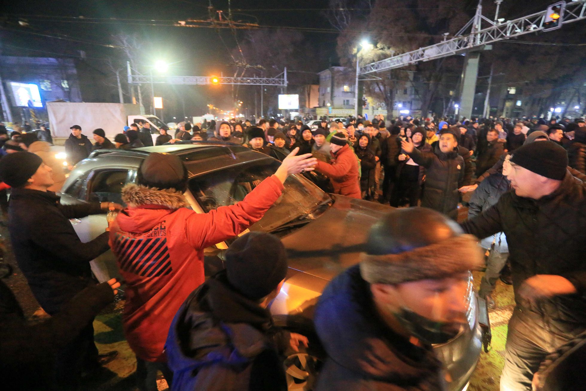 Tensión en Kazajistán: Manifestantes saquearon un lanzagranadas de un edificio de la seguridad federal (VIDEO)