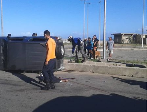 Aparatoso accidente vial en La Guaira dejó una mujer fallecida y cuatro heridos #23Ene (Imágenes sensibles)