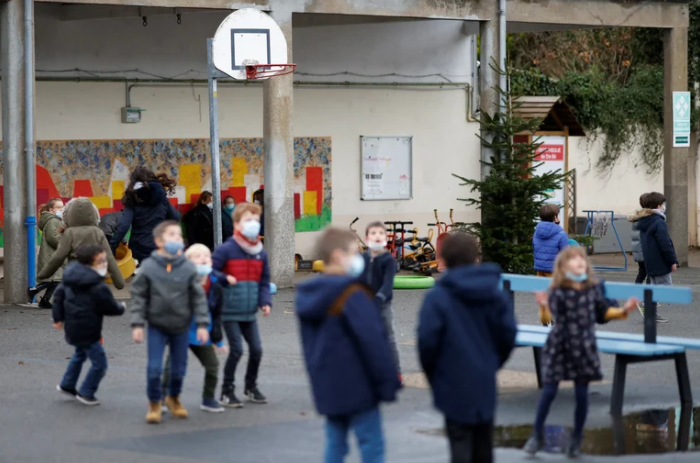 Pese a la variante ómicron, los gobiernos europeos mantienen la vuelta a las clases tras las vacaciones de invierno