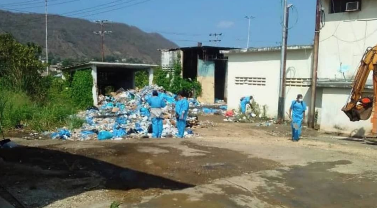 Hasta que por fin se dignaron a retirar las 18 toneladas de basura del Hospital Razetti en Barcelona