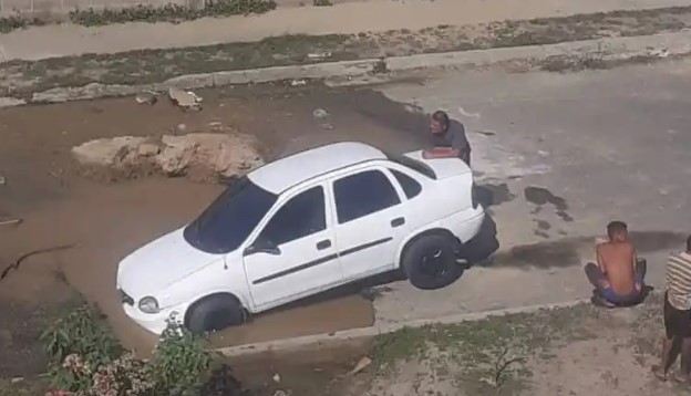 Una “tronera” se tragó un carro en la avenida principal del urbanismo Arsenal en Maracay