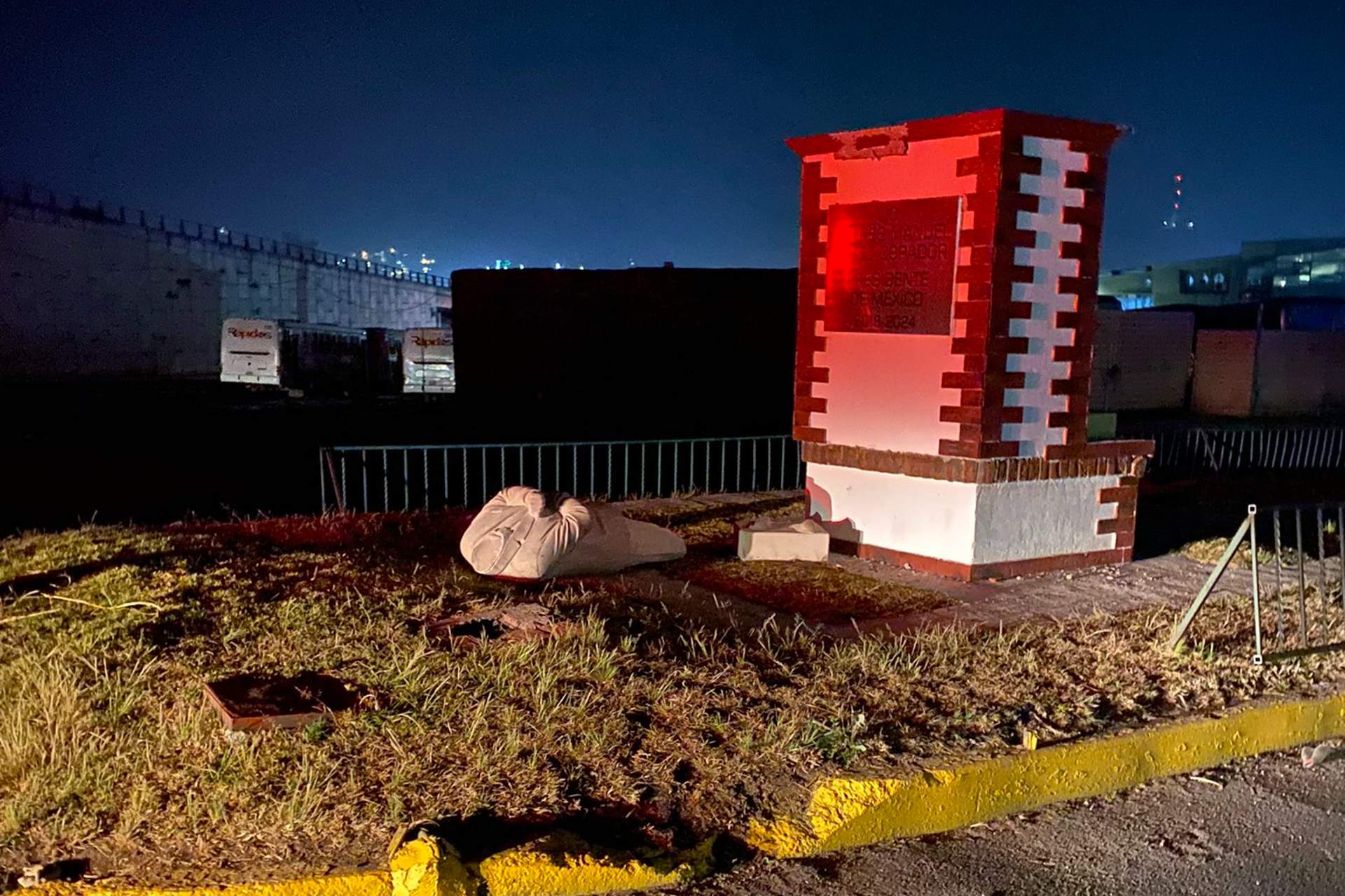 Estatua de López Obrador recién desvelada es derribada en el centro de México (FOTO)