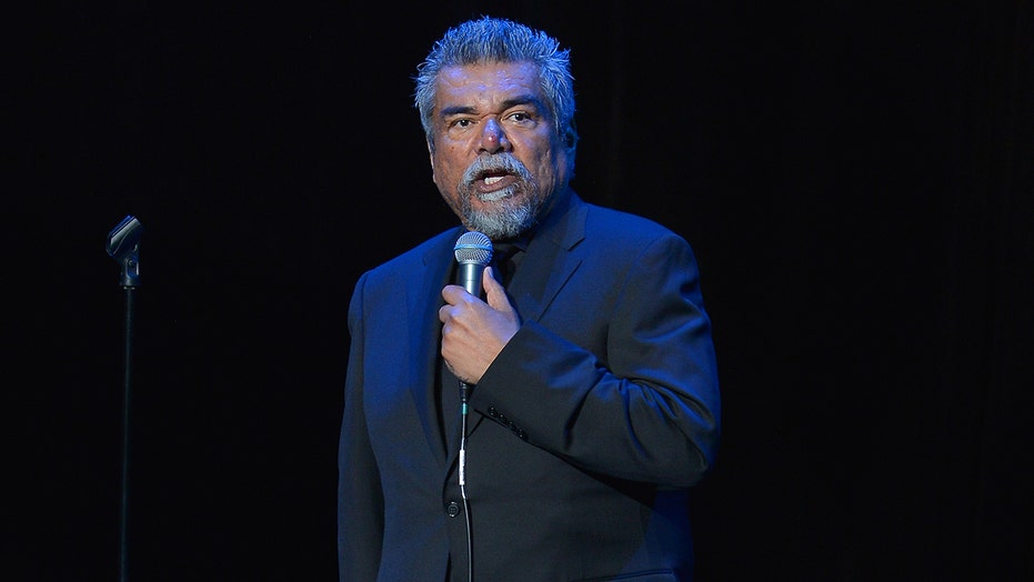 Comediante estadounidense George Lopez salió del escenario en plena presentación de Año Nuevo