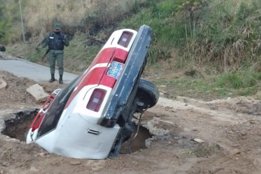 Vehículo quedó atrapado en un mega hueco en “El rincón del taxista” en el 23 de Enero