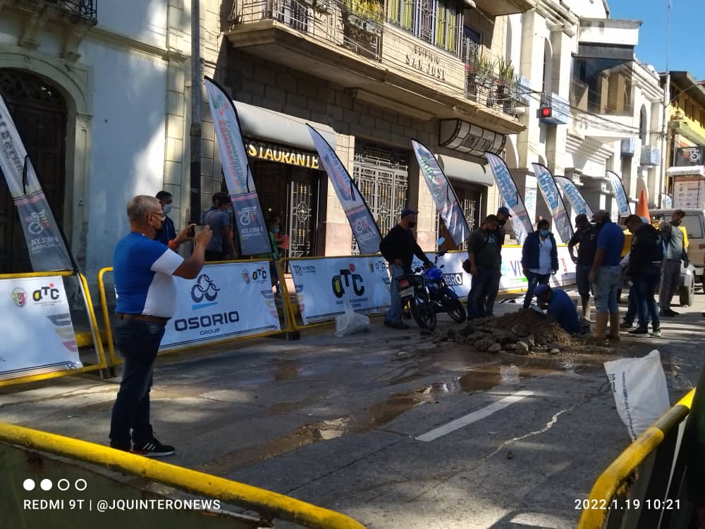 ¡Insólito! A minutos de la llegada de la Vuelta al Táchira 2022 cuadrillas reparan hueco en el punto de llegada (FOTOS)