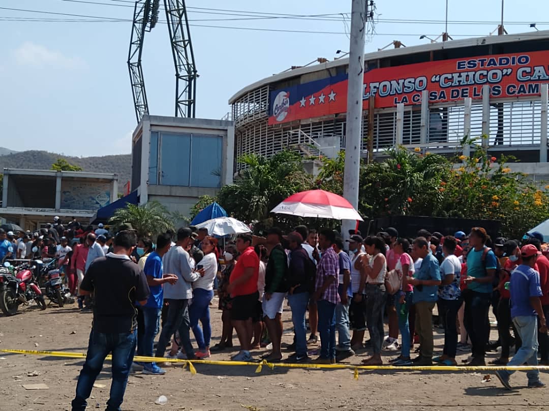 Supuestos efectivos de Polianzoátegui arrebatan entradas a la final del béisbol profesional para revenderlas