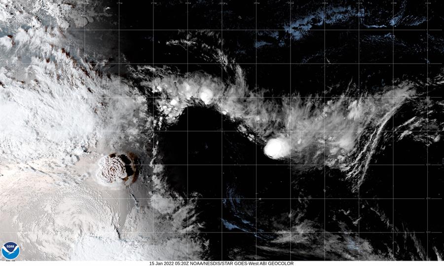 Un tsunami causa “daños significativos” en Tonga, que permanece incomunicada