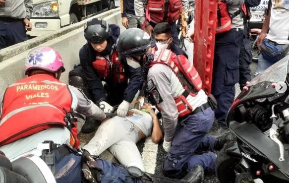 Al menos un herido tras accidente de moto en la autopista Francisco Fajardo este #28Ene