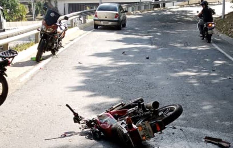 Colisión en la autopista El Valle – Coche dejó saldo de dos muertos este #13Ene