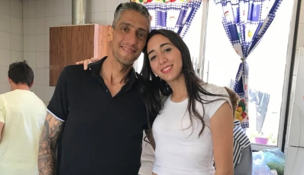 Le robaron el teléfono con las fotos de su marido muerto, una mujer lo compró y se lo devolvió