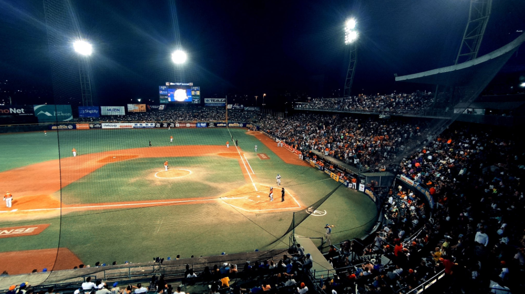 Caribes volvieron a hundir a los Navegantes en otro juegazo apretado