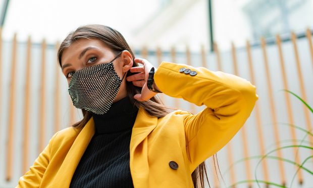 Somos más guapos con mascarilla y este estudio lo confirma