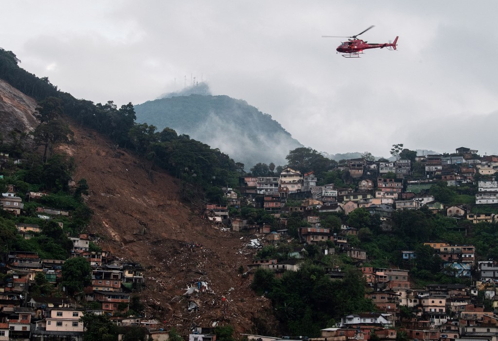 Búsqueda de desaparecidos se prolonga en una Petrópolis anegada por el lodo (Fotos)