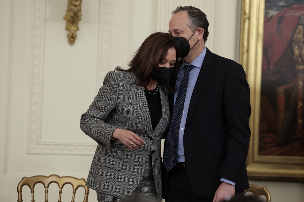 El esposo Kamala Harris, evacuado de un colegio tras amenaza de bomba