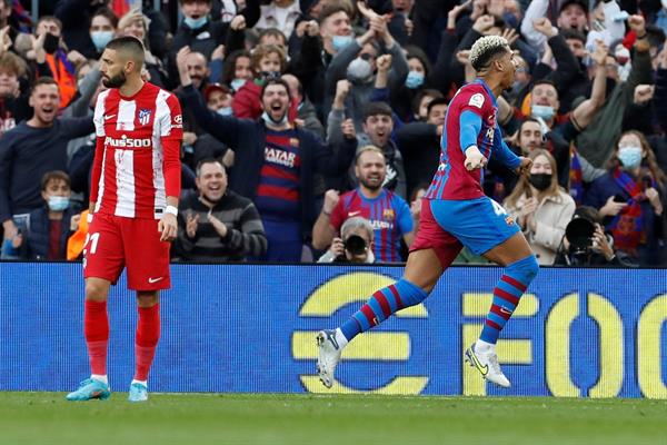 El Barcelona se impuso frente al Atlético y alcanzó el cuarto lugar de LaLiga