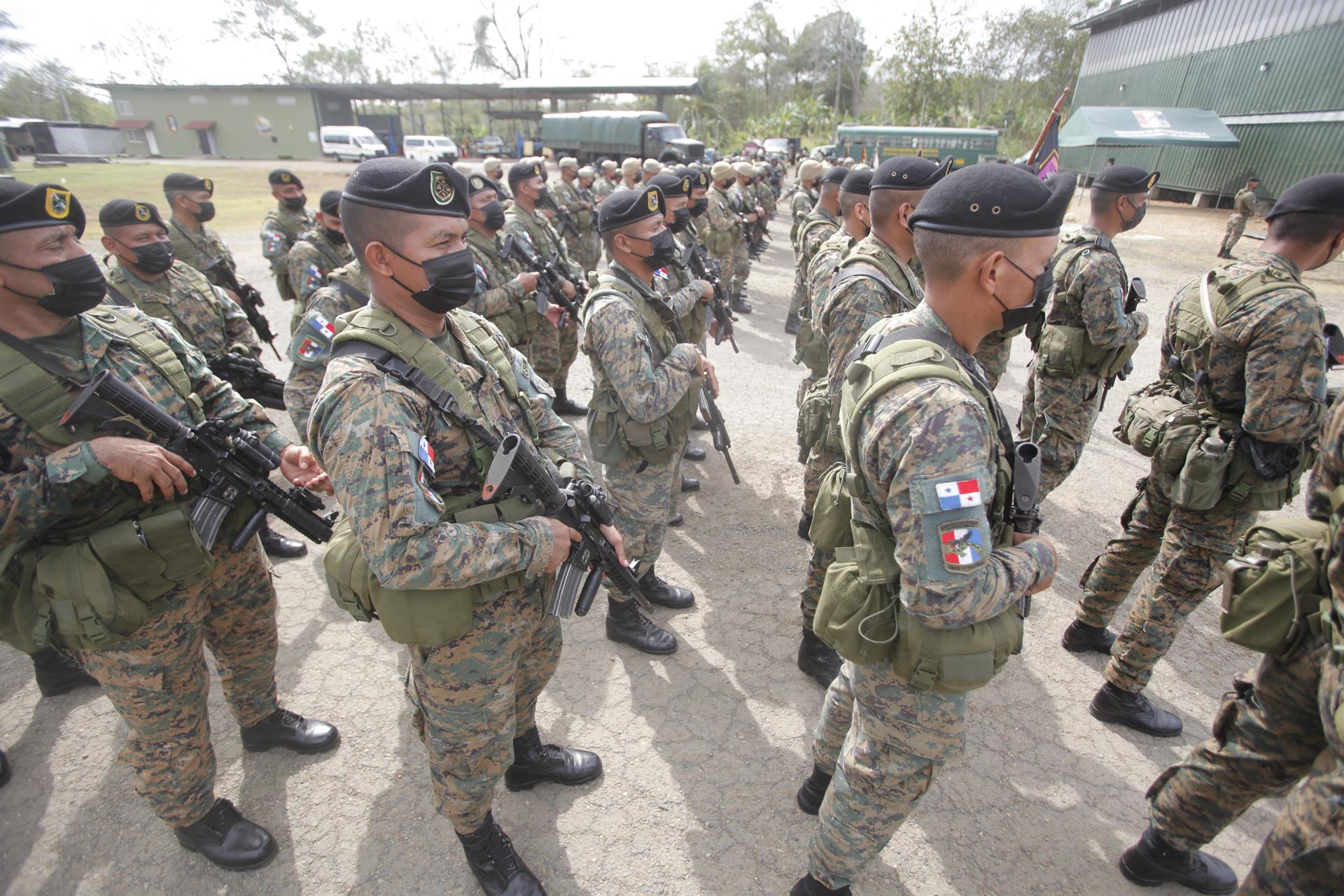 Detienen a dos supuestos “coyotes” en Panamá por traficar a cuatro migrantes