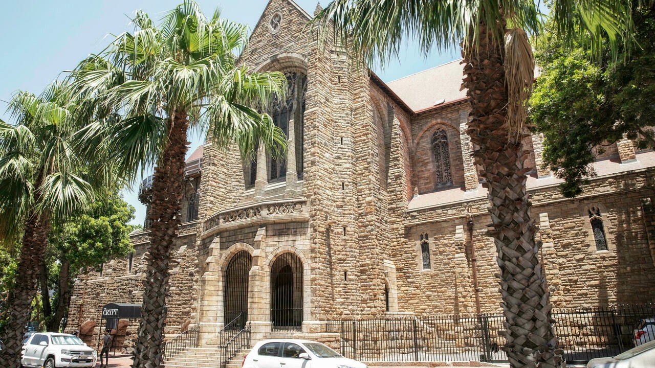 Bomberos contienen incendio provocado en la catedral que alberga las cenizas de Desmond Tutu