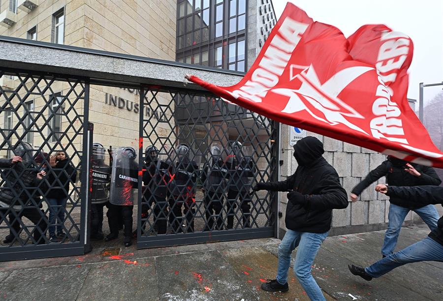 Al menos siete policías resultan heridos en una manifestación estudiantil en Italia