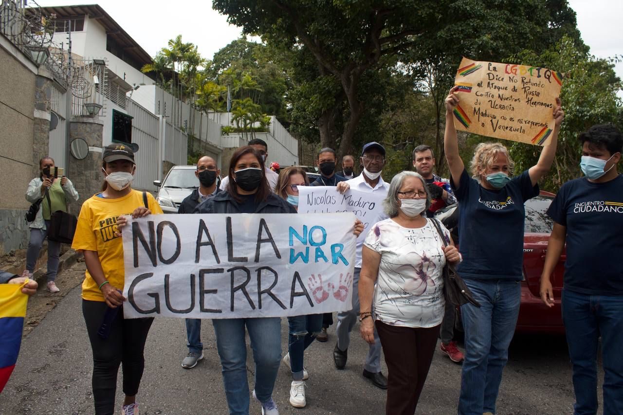 Protestaron contra la invasión de Ucrania frente a la embajada rusa en Venezuela