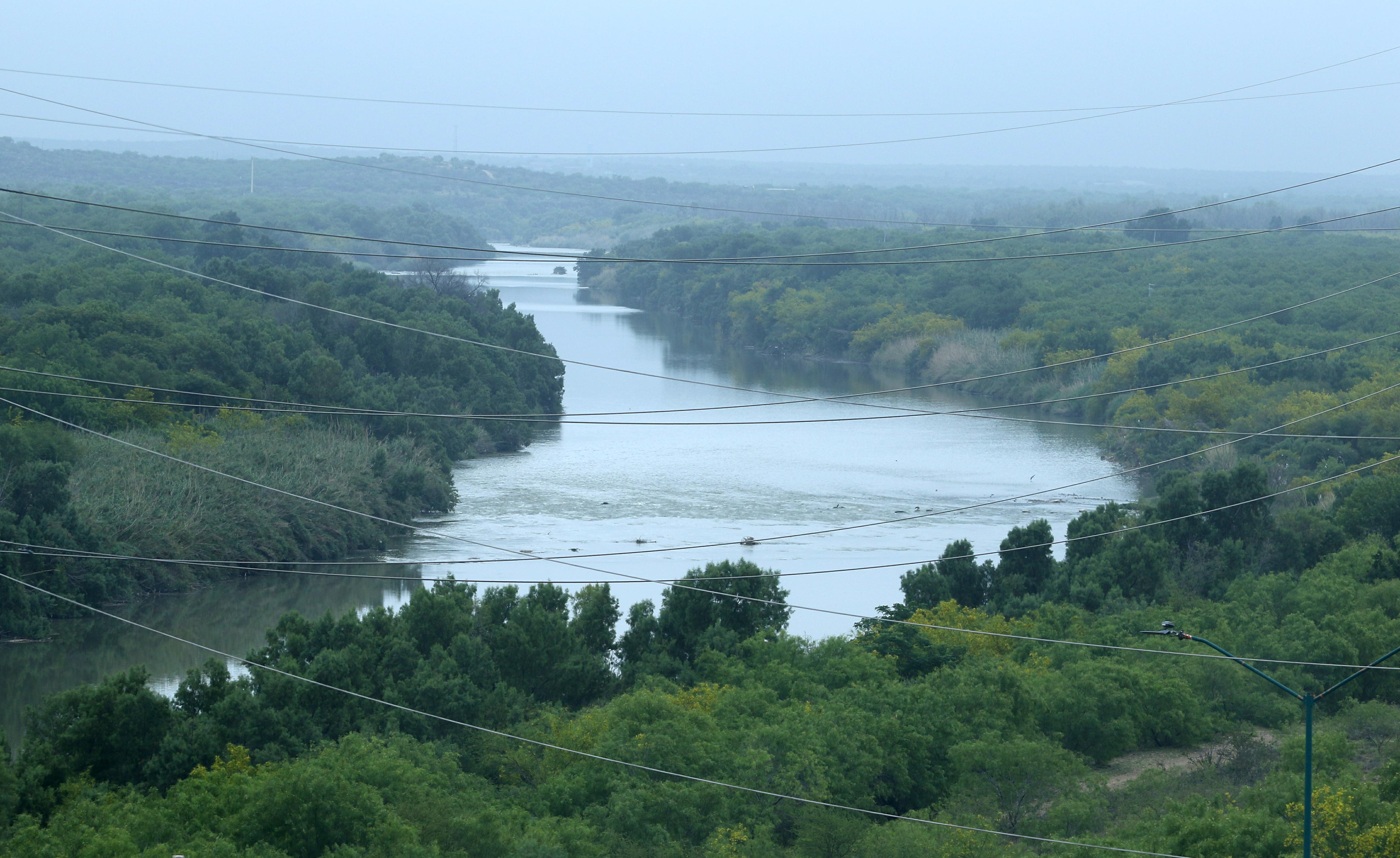 Autoridades mexicanas rescatan a seis menores migrantes en el río Bravo