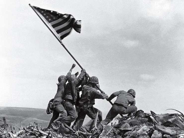 La batalla más sangrienta, seis marines y un secreto: la verdadera historia detrás de la icónica foto de Iwo Jima