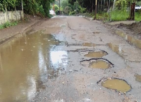 Con más huecos que un colador: así está la vía de la zona rural de Sotillo en Anzoátegui (FOTOS)