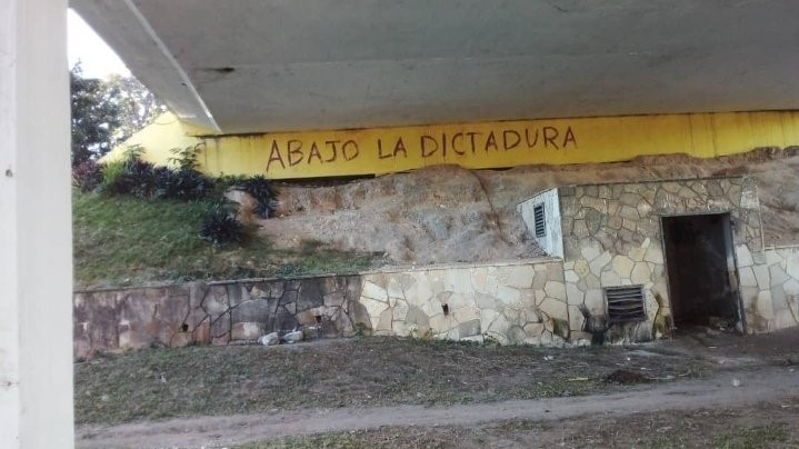 El contundente cartel contra la dictadura cubana en un puente en La Habana (FOTO)