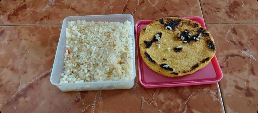 Prescolar merideño alimenta a sus niños con una arepa pelada con arroz blanco