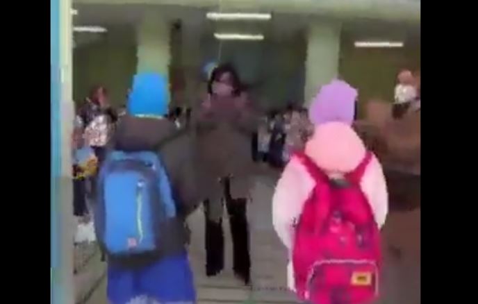 El cálido recibimiento de una escuela italiana a niños ucranianos refugiados (Video)