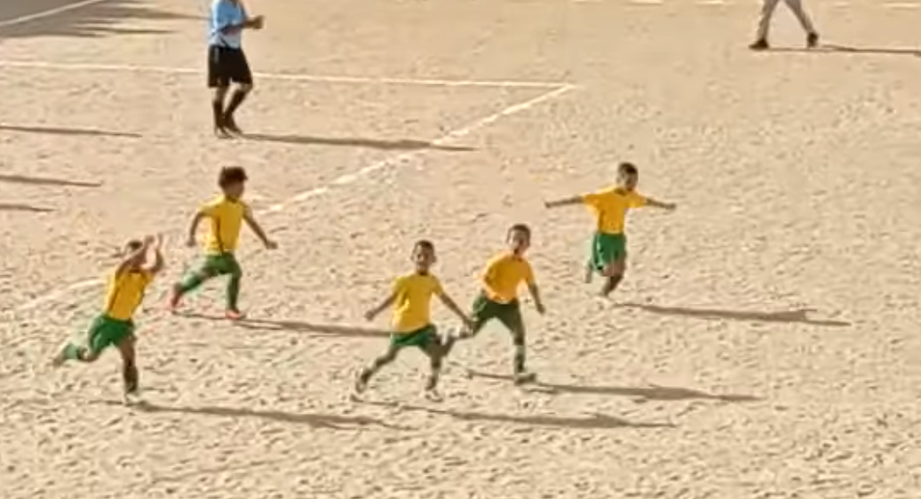 VIRAL: Niño caraqueño encendió las redes sociales con este golazo descomunal (VIDEO)