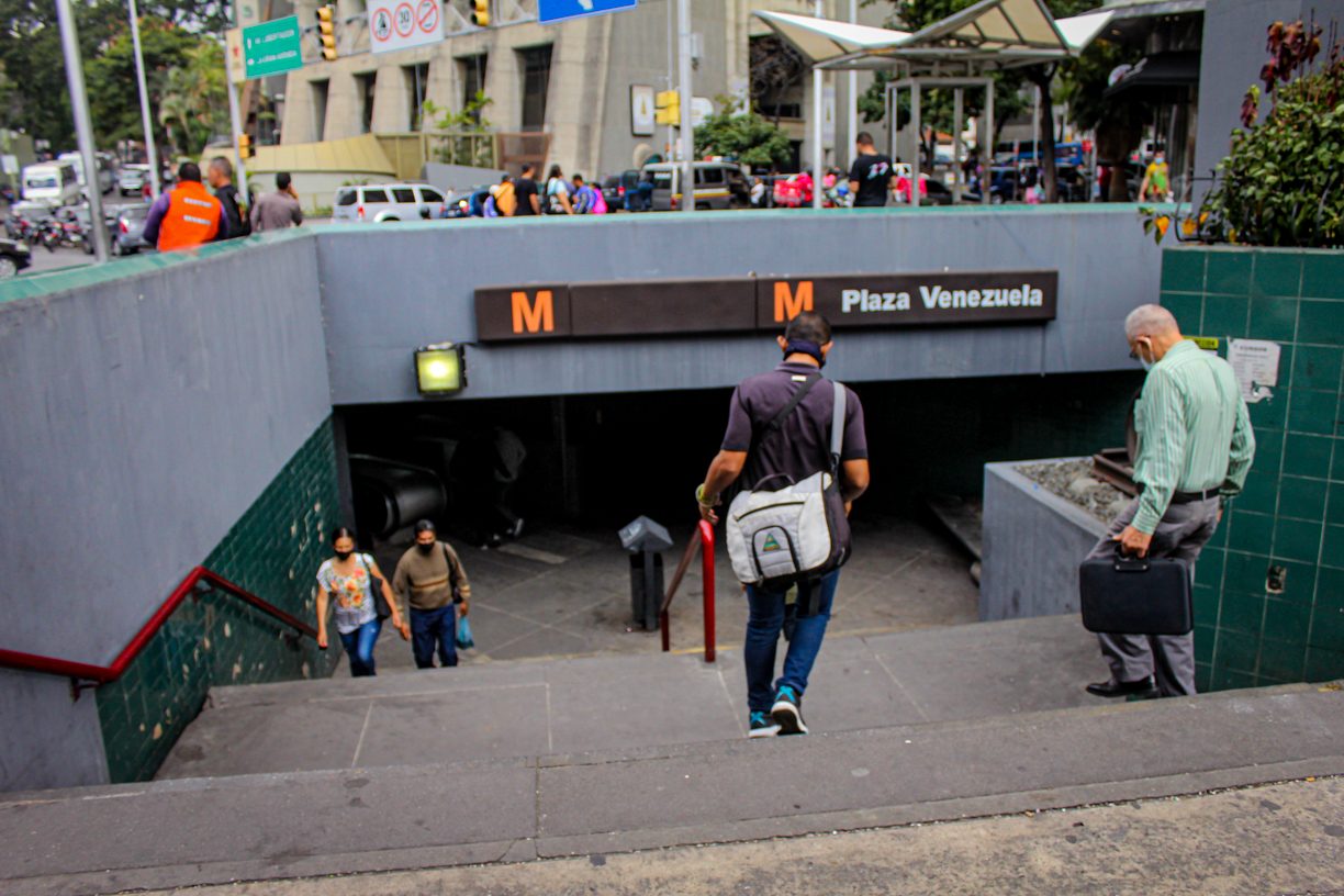 Metro de Caracas, reflejo de la desidia chavista: Techo de la estación Plaza Venezuela “refugio” de indigentes (FOTO)